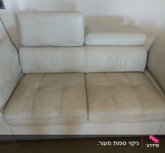 ספה בהירה עם כתמים קלים על המושב